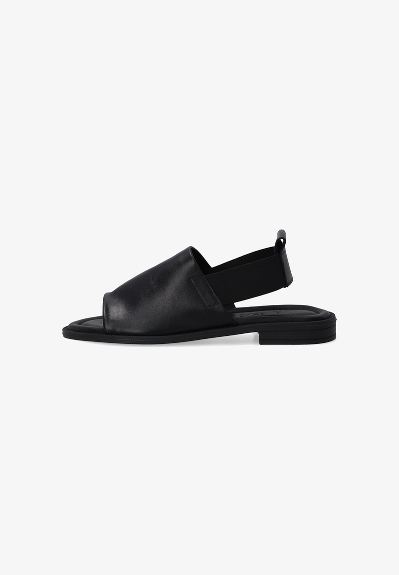 Sort læder slingback sandal med åbent tåparti, elastisk rem og flad gummisål. Glat overflade og minimalistisk design.