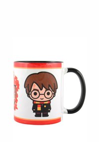 Mug in ceramica con manico nero, con un personaggio dei cartoni animati con occhiali, capelli castani e una sciarpa rossa e gialla su uno sfondo bianco.