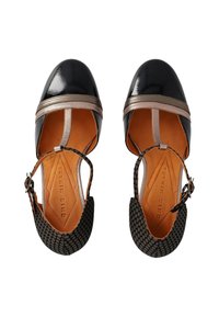 Scarpe in vernice nera con punta arrotondata, dettagli in bronzo metallico e tacco nero a motivi testurizzati. Cinturino regolabile alla caviglia.