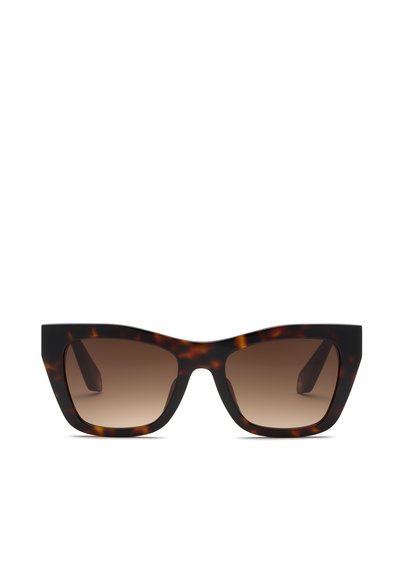 Lunettes de soleil rectangulaires en écaille avec des montures épaisses et des verres marron dégradés, présentées de face sur fond blanc.