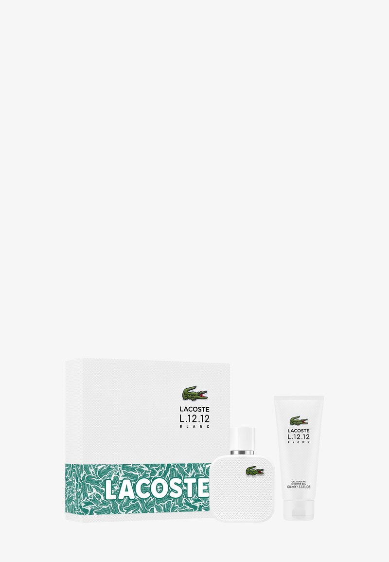 Coffret cadeau Lacoste L.12.12 Blanc comprenant un flacon de parfum blanc texturé, un tube de gel douche assorti et une boîte blanche brandée avec un logo vert.