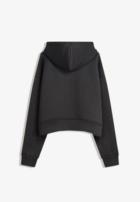 Sweat à capuche noir court avec capuche, manches longues, ourlet côtelé et texture lisse. Design minimaliste sans ornements.