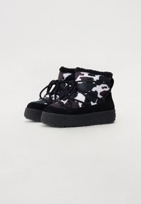Botas de tobillo en blanco y negro con camuflaje, suela de plataforma negra resistente y parte superior de tejido texturizado. Presentan cordones negros y forro de felpa.