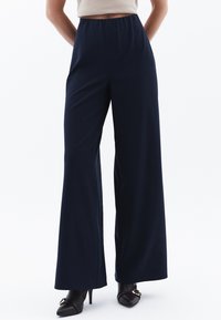 HIGH WAIST MIT AUSGESTELLTEM BEIN FORM - Broek - dark navy