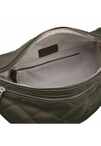 Borsa in pelle trapuntata verde scuro con cerniera argentata, caratterizzata da un interno di colore chiaro e una piccola tasca interna con cerniera.