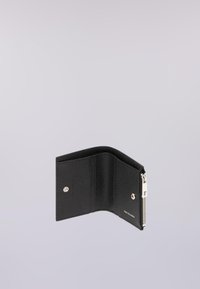 Schwarze Lederbörse mit strukturierter Oberfläche, ausgestattet mit einem Reißverschluss, einem Druckknopf und mehreren Kartenfächern. Schlichtes, gefaltetes Design.