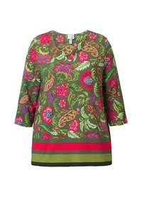 Groene bloemen tuniek met driekwart mouwen, versierd met kleurrijke bloemen in roze, rood en blauw, accentueert met een rode horizontale streep aan de zoom.