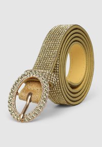 Złoty pasek z dekoracyjnymi kryształkami, owalną klamrą i teksturowaną powierzchnią. Gładka podszewka; zwój paska ukazuje warstwowy wzór.