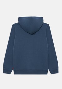 Mørkeblå hettegenser med ribbestrikket nederkant og ermer, med snor til hette og en glatt tekstur. Kun bakutsikt, ingen synlige logoer.