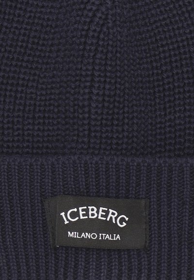 Berretto lavorato a maglia blu navy con texture a coste, dotato di un'etichetta nera con la scritta "ICEBERG MILANO ITALIA" in testo bianco.