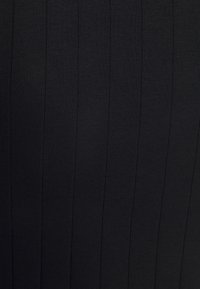 Sort ribbet stof med lodrette striber og en glat tekstur, velegnet til tætsiddende tøj. Ingen fremtrædende mønstre eller accenter.