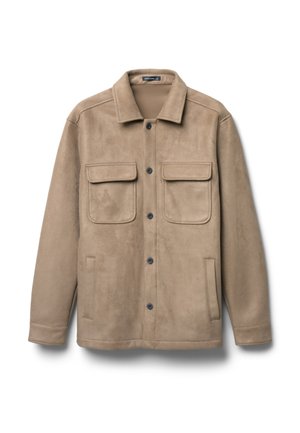 Veste en suede beige avec un col, comportant deux poches avant et une poche latérale. Inclut des boutons foncés et une texture lisse.