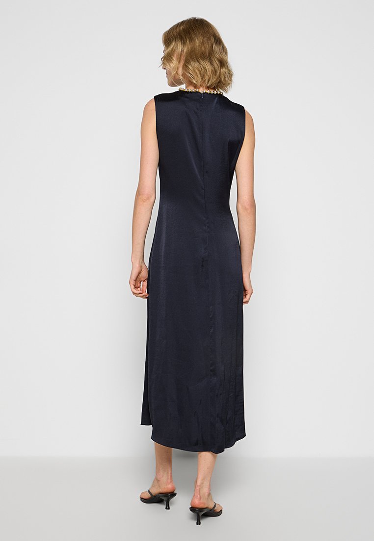 Marineblaues ärmelloses Kleid mit geradem Schnitt, glatter Textur und Midi-Länge. Mit Knopfverschluss hinten und minimalistischen Designakzenten.
