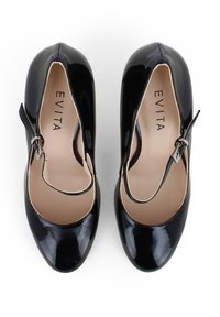 Décolleté in vernice nera con punta aperta e cinturino alla caviglia. L'interno presenta una fodera beige e il marchio 'EVITA'.