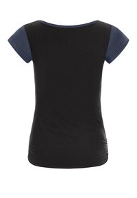 Camicia nera a maniche corte con maniche e scollo blu scuro vista da dietro su sfondo bianco.
