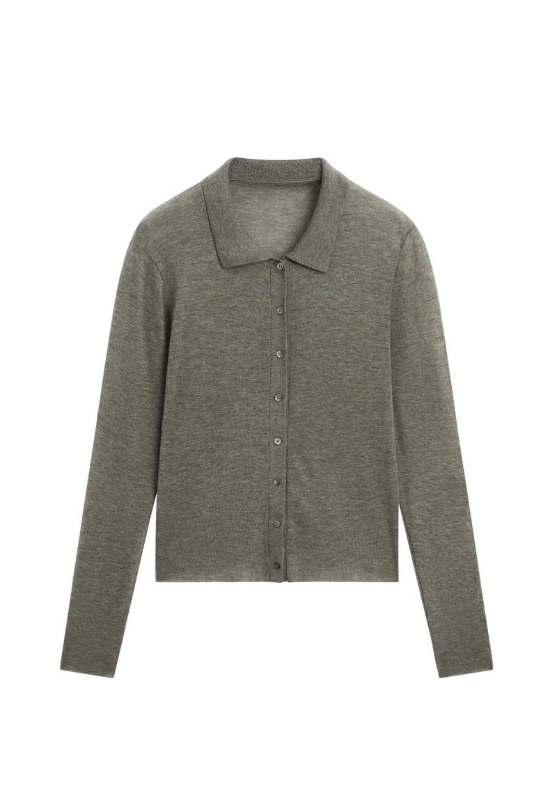 Grüne Langarm-Strickjacke aus weichem Strickstoff mit einem kragenlosen Ausschnitt, die über eine Knopfleiste auf der Vorderseite und gerippte Bündchen verfügt.