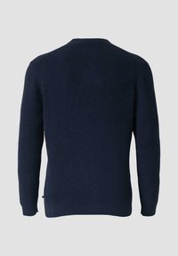 Granatowy sweter z dzianiny z okrągłym dekoltem, ściągaczami na mankietach i u dołu. Posiada strukturę o ciekawej fakturze oraz luźny krój, idealny do codziennego noszenia.