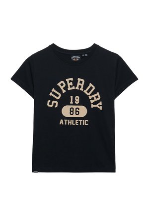 Sort T-shirt med korte ærmer og beige tekst "SUPERDRY 1986 ATHLETIC" printet på forsiden i en sporty skrifttype.