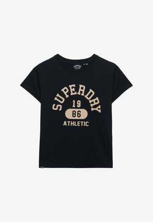 Sort T-shirt med korte ærmer og beige tekst "SUPERDRY 1986 ATHLETIC" printet på forsiden i en sporty skrifttype.