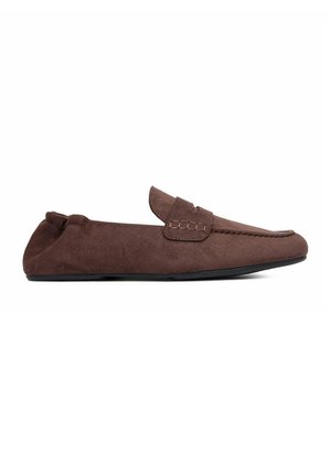 Brauner Wildleder-Loafer mit Schlupfdesign, aufgenähten Details und einer schwarzen flachen Sohle.