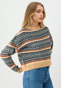 Zwart, crèmekleurig en oranje gebreid sweater met ruitpatronen, cropped lengte en ribbelige, beige boorden en zoom. Zachte textuur.