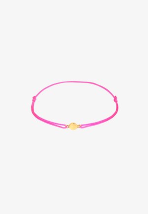 Lyserød snorarmbånd med et centralt guldtonet cirkulært accent, justerbart design med bundne knuder i hver ende.