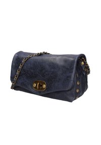 Clutch in pelle blu navy con pattina, chiusura in oro, tracolla a catena e borchie decorative dorate lungo i lati. Texture liscia.