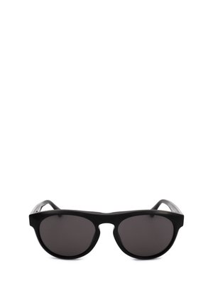 Occhiali da sole con montatura in plastica nera e lenti tonde scure, stile unisex, mostrati su sfondo bianco.