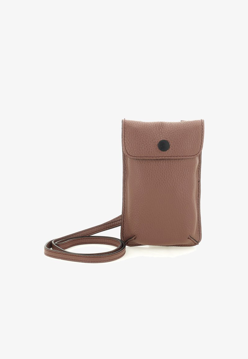 Borsa a tracolla in pelle marrone con finitura testurizzata, angoli arrotondati, chiusura a scatto e tracolla regolabile abbinata. Design compatto per gli elementi essenziali.