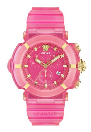 Różowy zegarek Versace z złotymi akcentami, trzema subtarczami, oknem daty na godzinie 4, logo Meduzy na godzinie 12 oraz fakturowanym paskiem silikonowym.