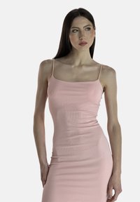 Hellrosa, taillierte Kleid aus geripptem Stoff, mit dünnen Spaghetti-Trägern und einem runden Ausschnitt, mit einer glatten Textur.