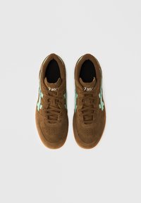 Barna velúr sportcipő mentazöld részletekkel, párnázott szegéllyel, lyuggatott orr-résszel és gumitalpú talppal. Cipőfűzővel együtt.