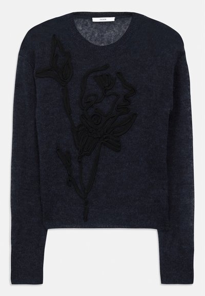 Sweater azul-marinho feito de lã macia, apresentando um design de bordado floral preto texturizado na parte da frente e um clássico decote redondo.