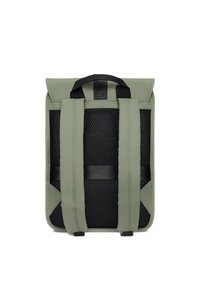 Mochila verde oliva con un exterior liso y respaldo de malla, que cuenta con correas negras y un asa superior para mayor comodidad. Diseño minimalista.