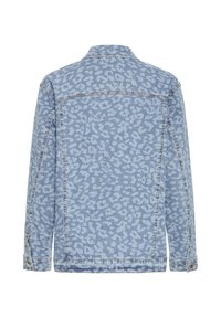 Veste en jean bleu clair avec un motif léopard subtil, manches longues et poignets boutonnés, vue de dos.