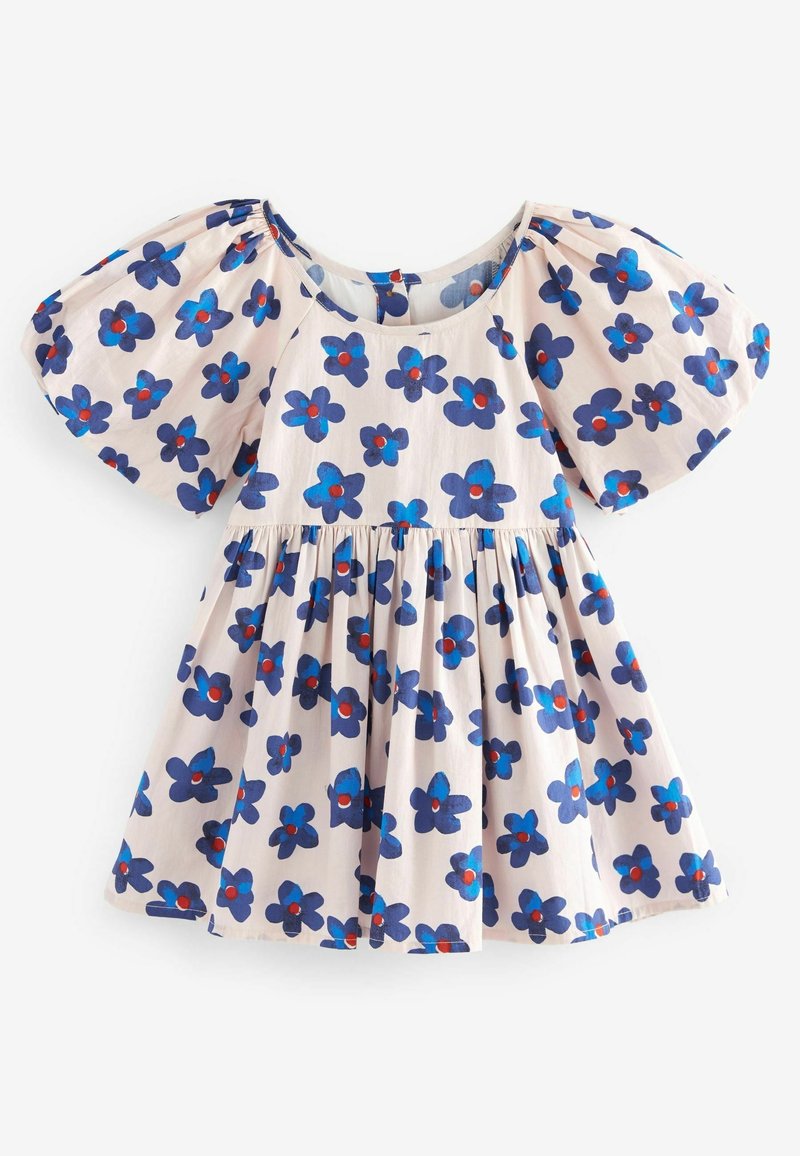 Robe fleurie à manches bouffantes, avec un fond beige clair, des fleurs bleues aux centres rouges, une taille froncée et une texture douce en coton.