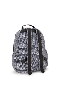 Ryggsäck med ett svart-vitt abstrakt mönster, i tygmaterial, dubbla justerbara axelremmar, sidofickor och ett handtag på toppen för bärande.