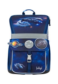 Zaino blu con tema spaziale, con una grafica di un'astronave e pianeti. Include tre toppe decorative e hardware argentato.