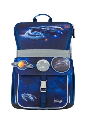 Zaino blu con tema spaziale, con una grafica di un'astronave e pianeti. Include tre toppe decorative e hardware argentato.