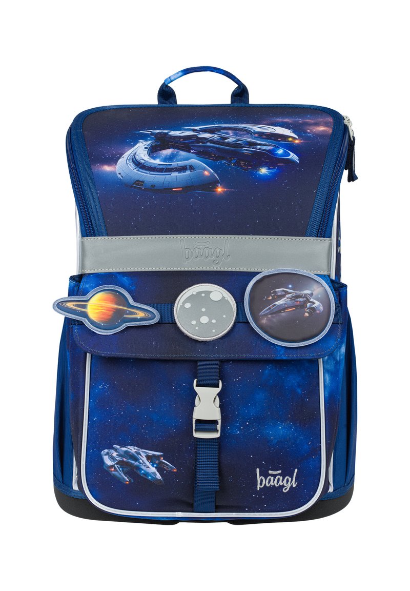 Zaino blu con tema spaziale, con una grafica di un'astronave e pianeti. Include tre toppe decorative e hardware argentato.