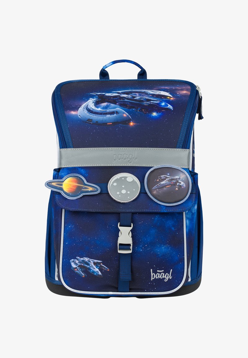 Zaino blu con tema spaziale, con una grafica di un'astronave e pianeti. Include tre toppe decorative e hardware argentato.