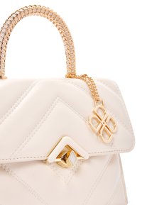 Borsa in pelle bianca con motivo trapuntato, manico a catena in tonalità oro, chiusura geometrica e charm decorativo. Texture liscia e design strutturato.