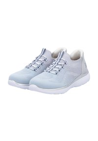 Scarpe sportive azzurro chiaro con parte superiore in rete lavorata a maglia, dettagli bianchi e decorazioni a stampa. Presentano una suola bianca e lacci elastici.