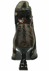 Botín multicolor con una parte superior texturada en negro, patrones florales, acentos metálicos y un tacón decorativo con un diseño.