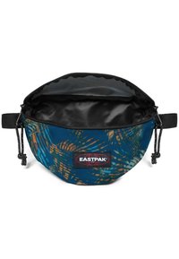 Borsa rotonda Eastpak in blu con un motivo astratto arancione e verde. Presenta una fodera nera e una chiusura con coulisse, tessuto leggermente strutturato.