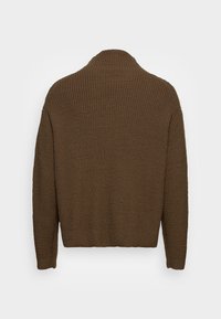 Brązowy sweter z prążkowanej tkaniny z wysokim kołnierzem. Posiada długie rękawy i luźny krój. Teksturowany materiał zapewnia przytulny wygląd.