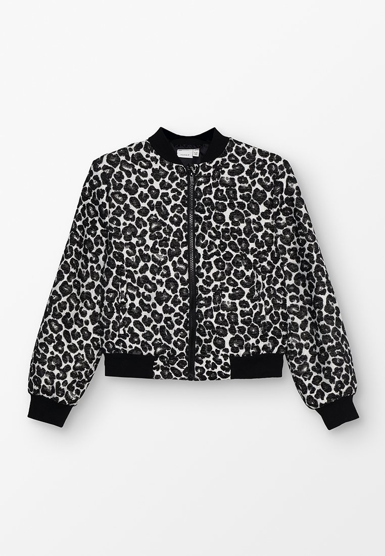 Veste bomber avec un motif léopard noir et blanc, fermeture éclair, col, poignets et ourlet à côtes noirs. Tissu texturé.