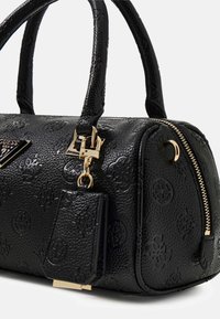 Borsa nera in pelle con texture, dettagli in oro, doppi manici e zip laterale. Include un piccolo tag staccabile con logo in rilievo.