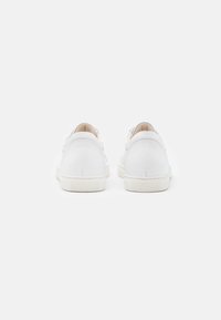 Weiße Ledersneaker mit glatter Oberfläche, runder Form und flacher Gummisohle. Ausgestattet mit einem minimalistischen Design ohne sichtbare Logos.