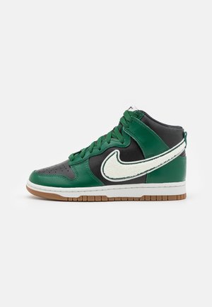 Wysokie sneakersy z zielonymi i czarnymi panelami ze skóry, białym teksturowanym logo Swoosh, zielonymi sznurowadłami i gumową podeszwą na białym tle.